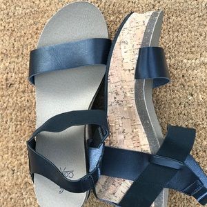 Corky’s size 10 wedge